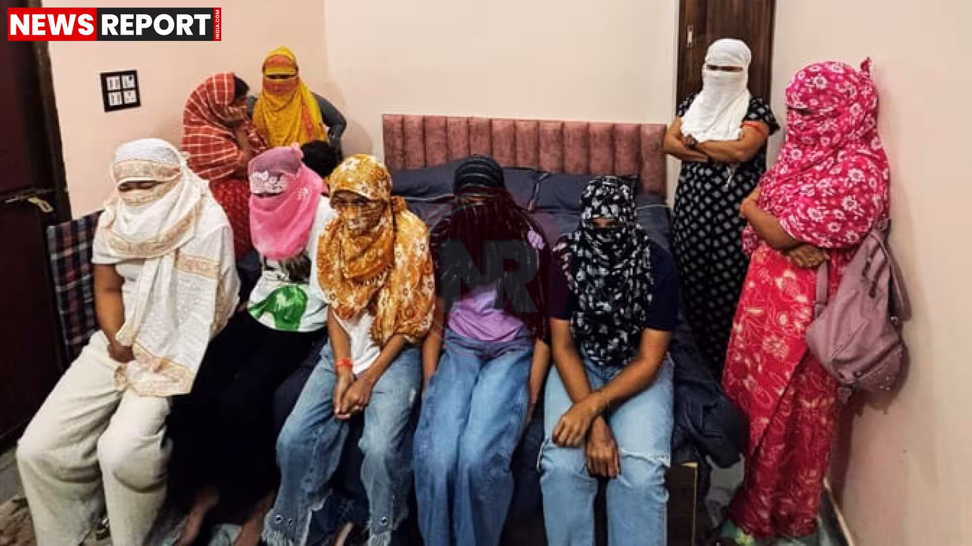 वाराणसी में पुलिस द्वारा देह व्यापार के अड्डे पर छापा मारकर नाबालिग लड़कियों को बचाना