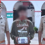 वाराणसी में मोबाइल चोर गिरफ्तार करते पुलिसकर्मी