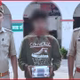 वाराणसी में मोबाइल चोर गिरफ्तार करते पुलिसकर्मी