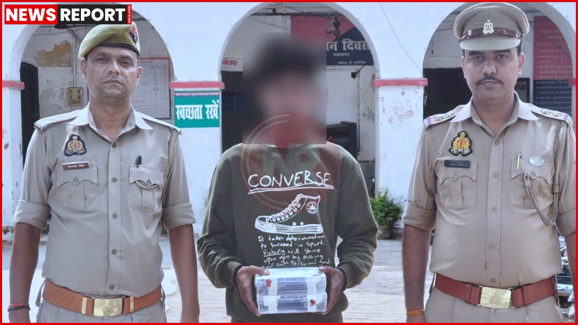 वाराणसी में मोबाइल चोर गिरफ्तार करते पुलिसकर्मी