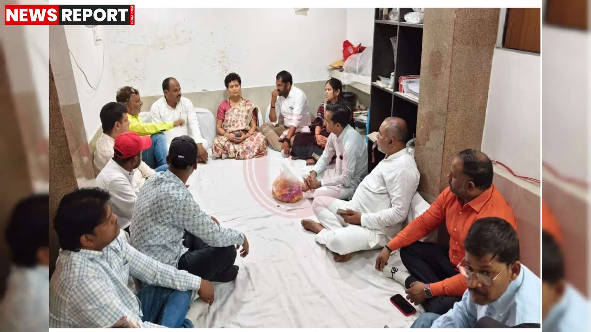 वाराणसी रामनगर में समाजवादी पार्टी की रणनीतिक बैठक में कार्यकर्ता उत्साह के साथ चर्चा करते हुए