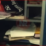 वाराणसी में चोरी हुए घर का दृश्य, टूटा ताला और बिखरा सामान