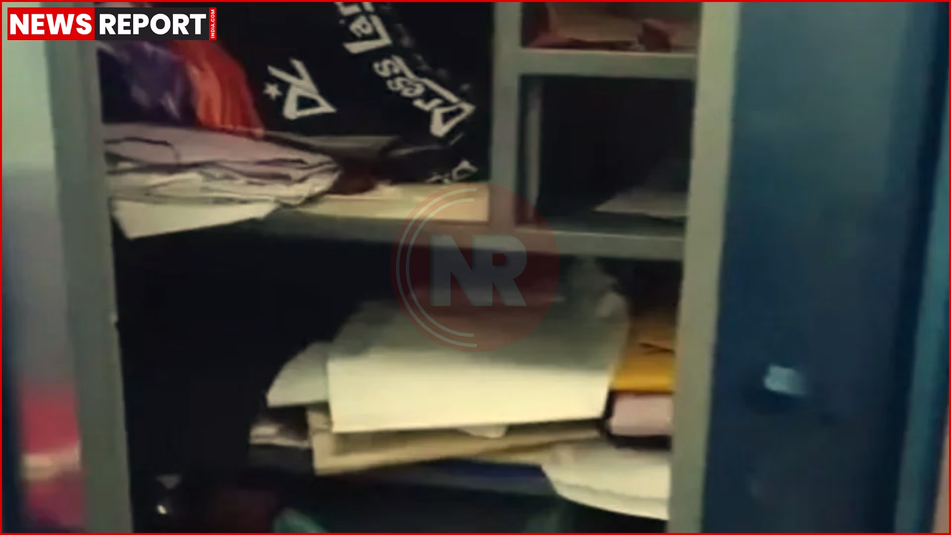 वाराणसी में चोरी हुए घर का दृश्य, टूटा ताला और बिखरा सामान