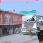वाराणसी रिंग रोड पर क्षतिग्रस्त ट्रेलरों और दुर्घटना स्थल पर पुलिसकर्मी