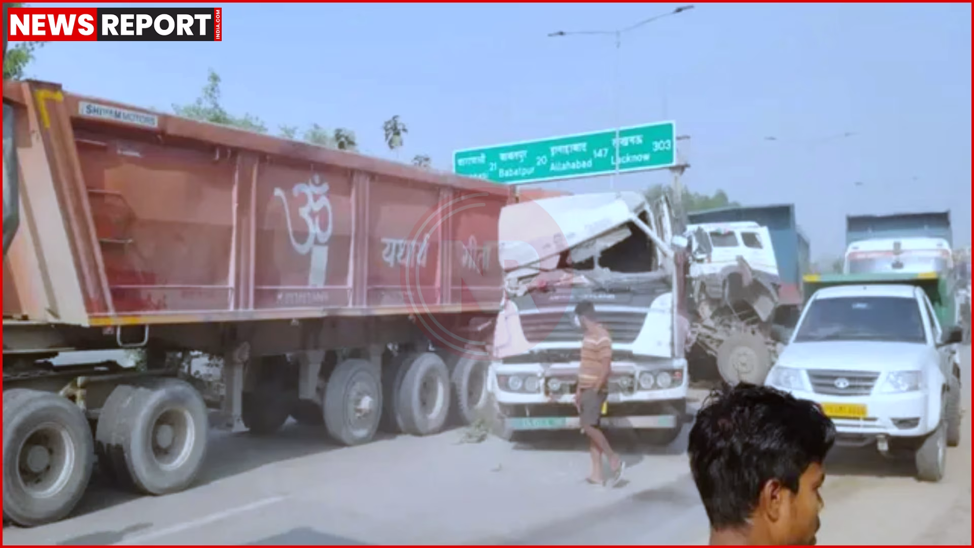 वाराणसी रिंग रोड पर क्षतिग्रस्त ट्रेलरों और दुर्घटना स्थल पर पुलिसकर्मी