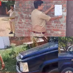 वाराणसी में समीर हत्याकांड के इनामी आरोपी संदीप यादव के घर पर मुनादी करते पुलिसकर्मी