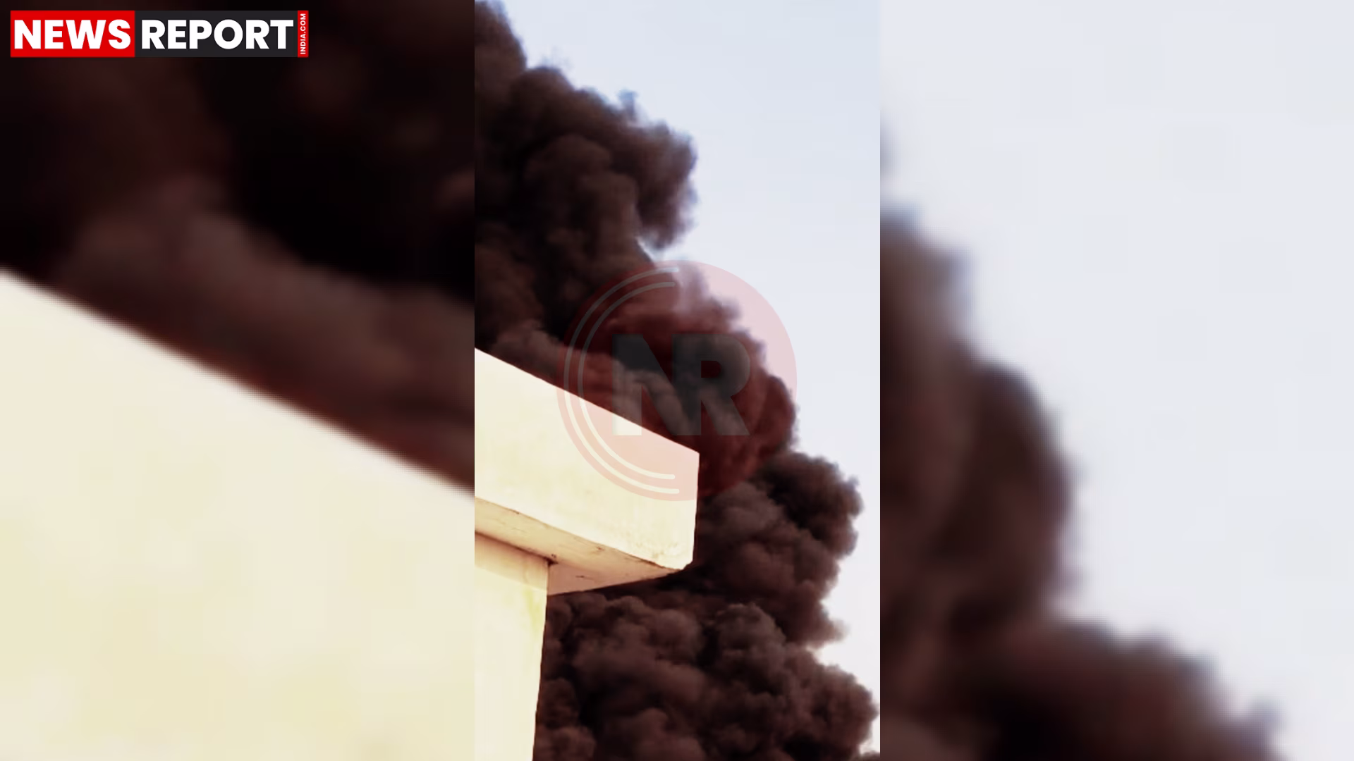 वाराणसी के भारत नगर में कबाड़ गोदाम में लगी भीषण आग का दृश्य