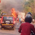 वाराणसी शक्तिनगर हाईवे पर दो ट्रकों की भीषण टक्कर के बाद आग और धुआँ उठता हुआ दृश्य