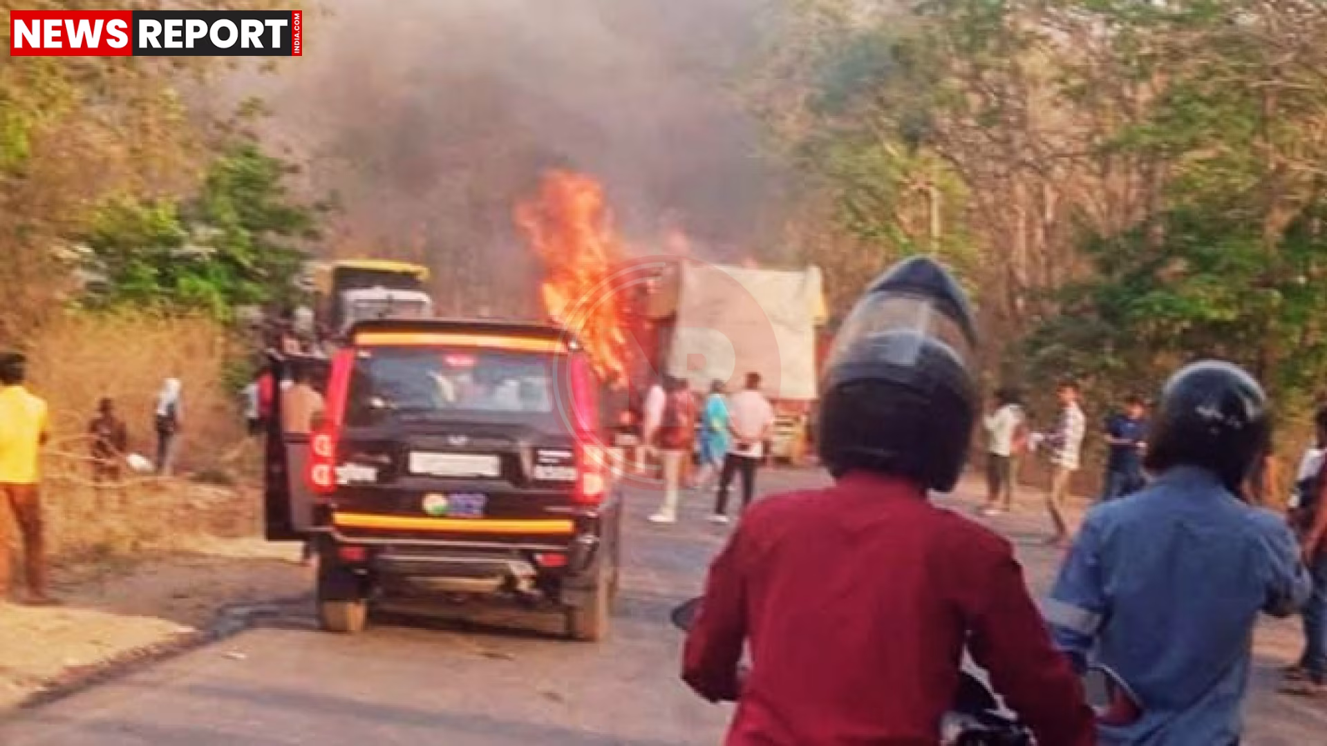 वाराणसी शक्तिनगर हाईवे पर दो ट्रकों की भीषण टक्कर के बाद आग और धुआँ उठता हुआ दृश्य