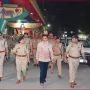 पुलिस आयुक्त मोहित अग्रवाल वाराणसी में ट्रैफिक जाम का निरीक्षण करते हुए।