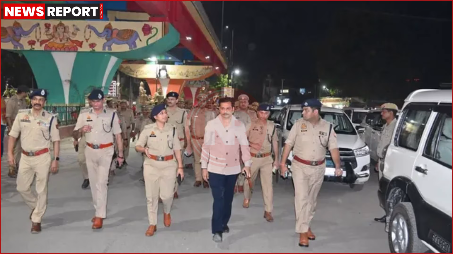 पुलिस आयुक्त मोहित अग्रवाल वाराणसी में ट्रैफिक जाम का निरीक्षण करते हुए।