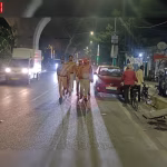 वाराणसी में ट्रैफिक पुलिस द्वारा वाहनों का चालान करते हुए दृश्य