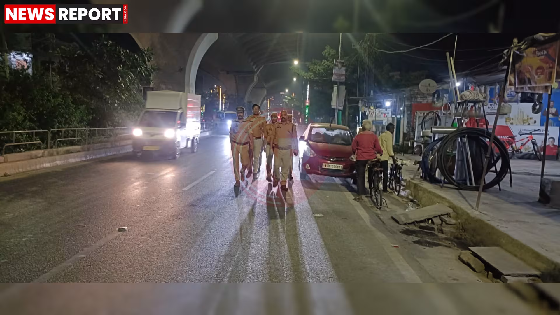 वाराणसी में ट्रैफिक पुलिस द्वारा वाहनों का चालान करते हुए दृश्य