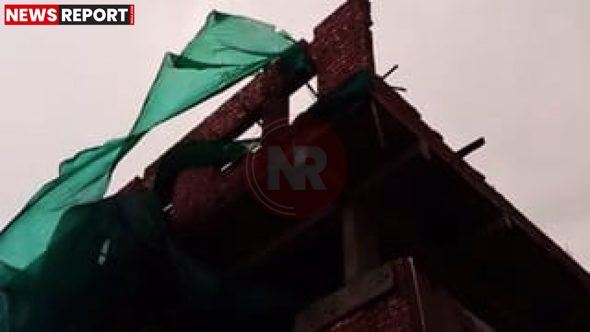 वाराणसी में आंधी-बारिश के बाद ढही दीवार और मलबे में दबे मजदूर