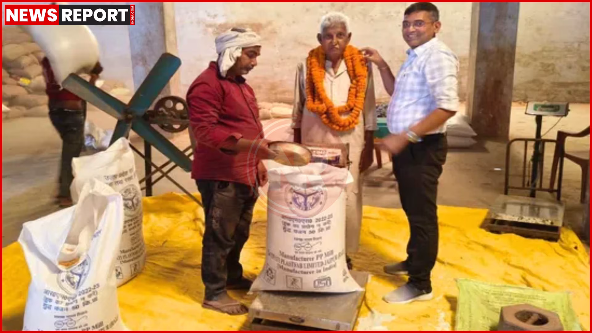 वाराणसी में गेहूं खरीद केंद्र पर किसान गेहूं बेचते हुए