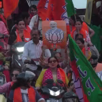 वाराणसी में महिला आरक्षण के समर्थन में स्कूटी पर सवार महिलाएं