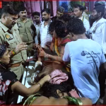 वाराणसी में ईंट से हमले के बाद घायल युवक की तस्वीर