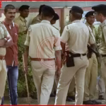 चालान मशीन के साथ पुलिसकर्मी और विवाद करते हुए लोग, जगाधरी बाजार