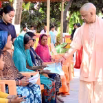 गोरखनाथ मंदिर में मुख्यमंत्री योगी आदित्यनाथ जनता दर्शन कार्यक्रम में नागरिकों से बातचीत करते हुए