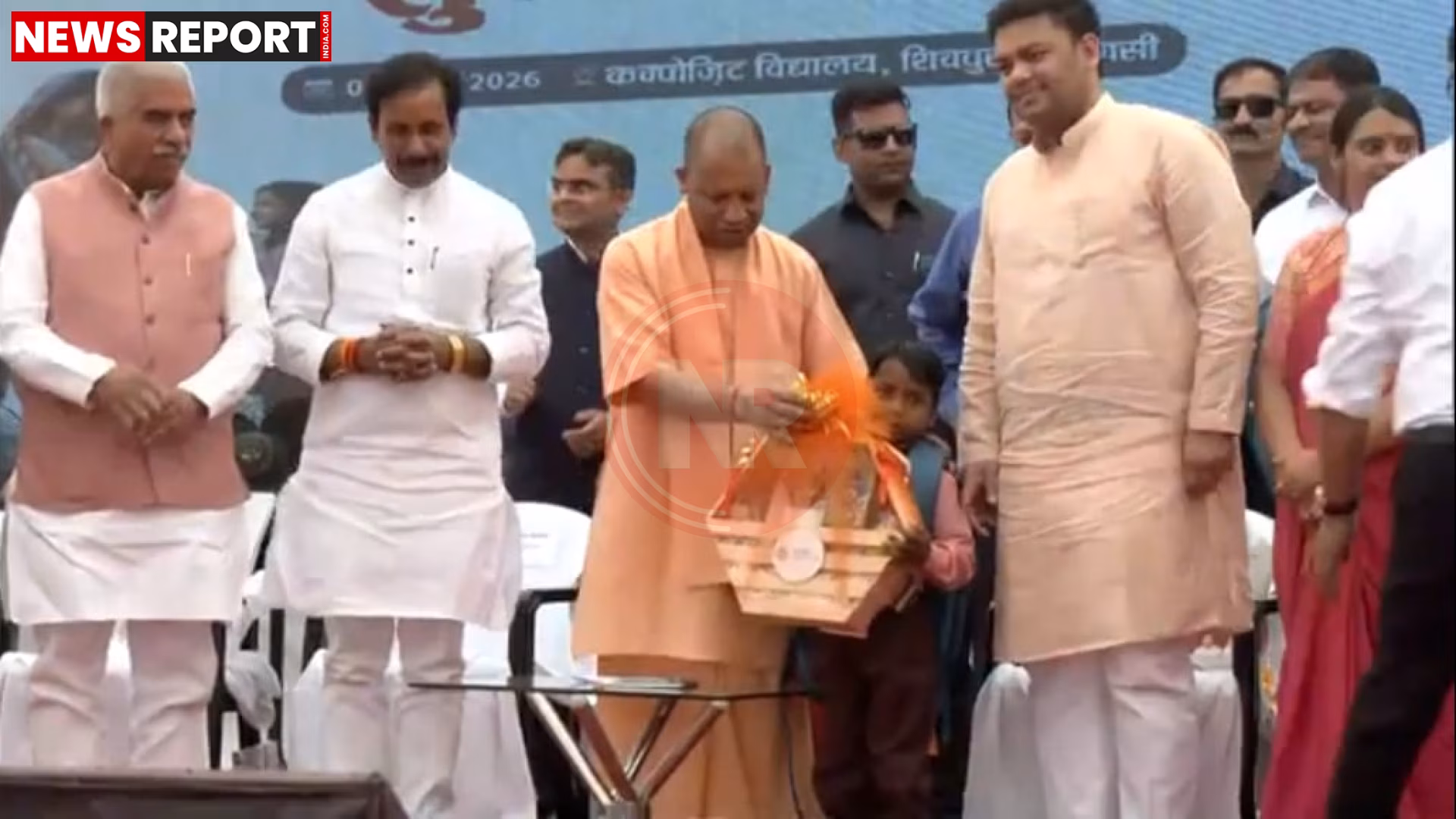 मुख्यमंत्री योगी आदित्यनाथ वाराणसी के स्कूल में बच्चों को बैग और किताबें वितरित करते हुए