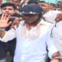 सोनारपुर में भीड़ के बीच टीएमसी सांसद अभिषेक बनर्जी, हेलमेट पहने हुए
