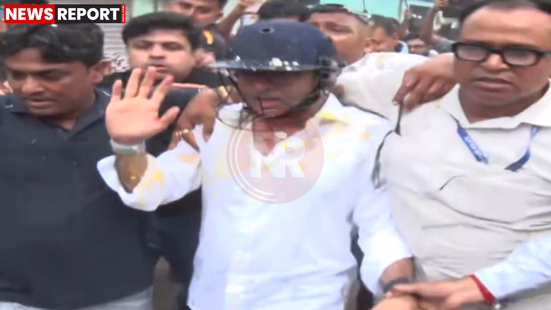 सोनारपुर में भीड़ के बीच टीएमसी सांसद अभिषेक बनर्जी, हेलमेट पहने हुए
