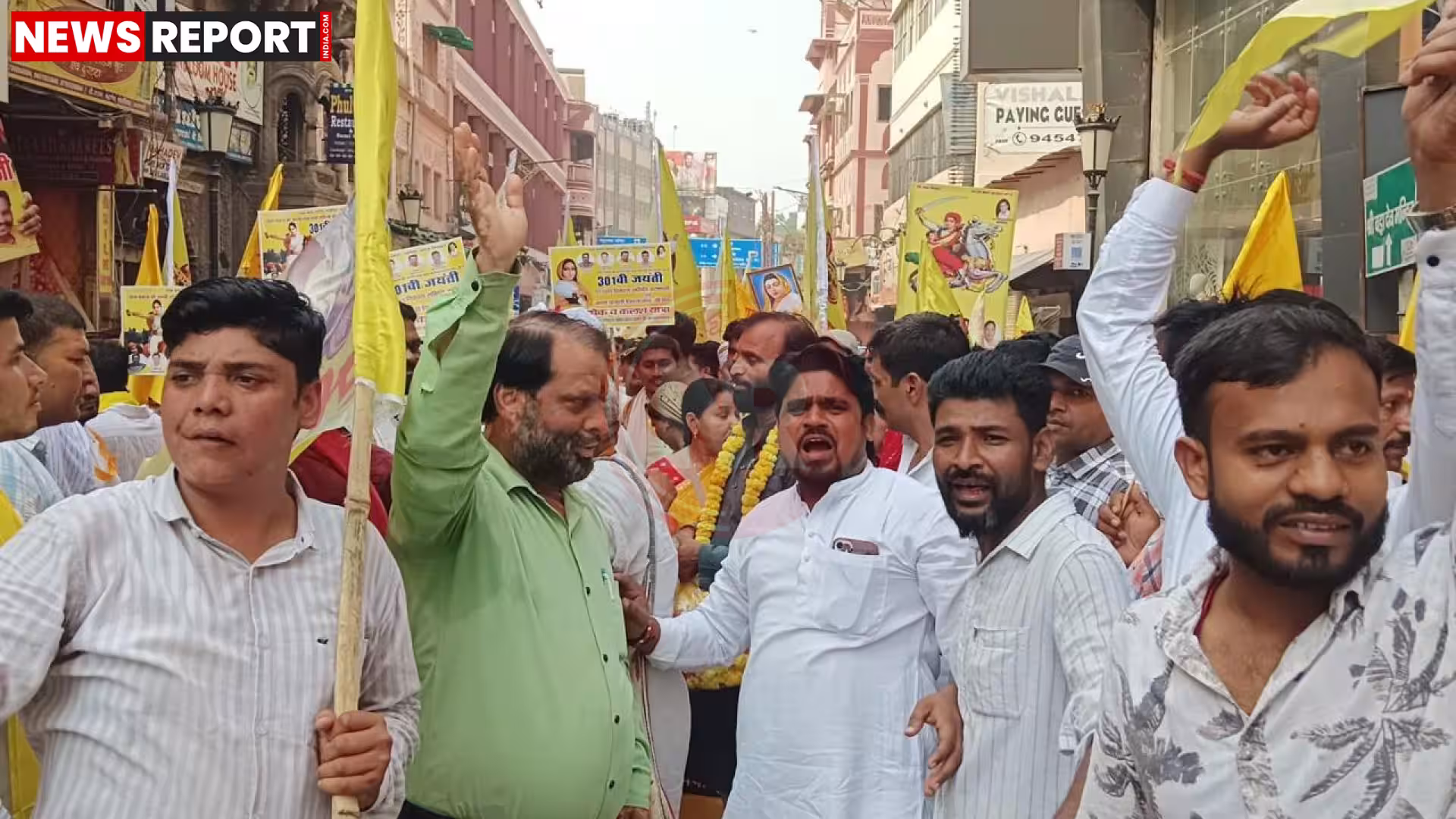 वाराणसी में लोकमाता अहिल्याबाई होल्कर की जयंती पर निकली पदयात्रा में हाथों में ध्वज लिए श्रद्धालु