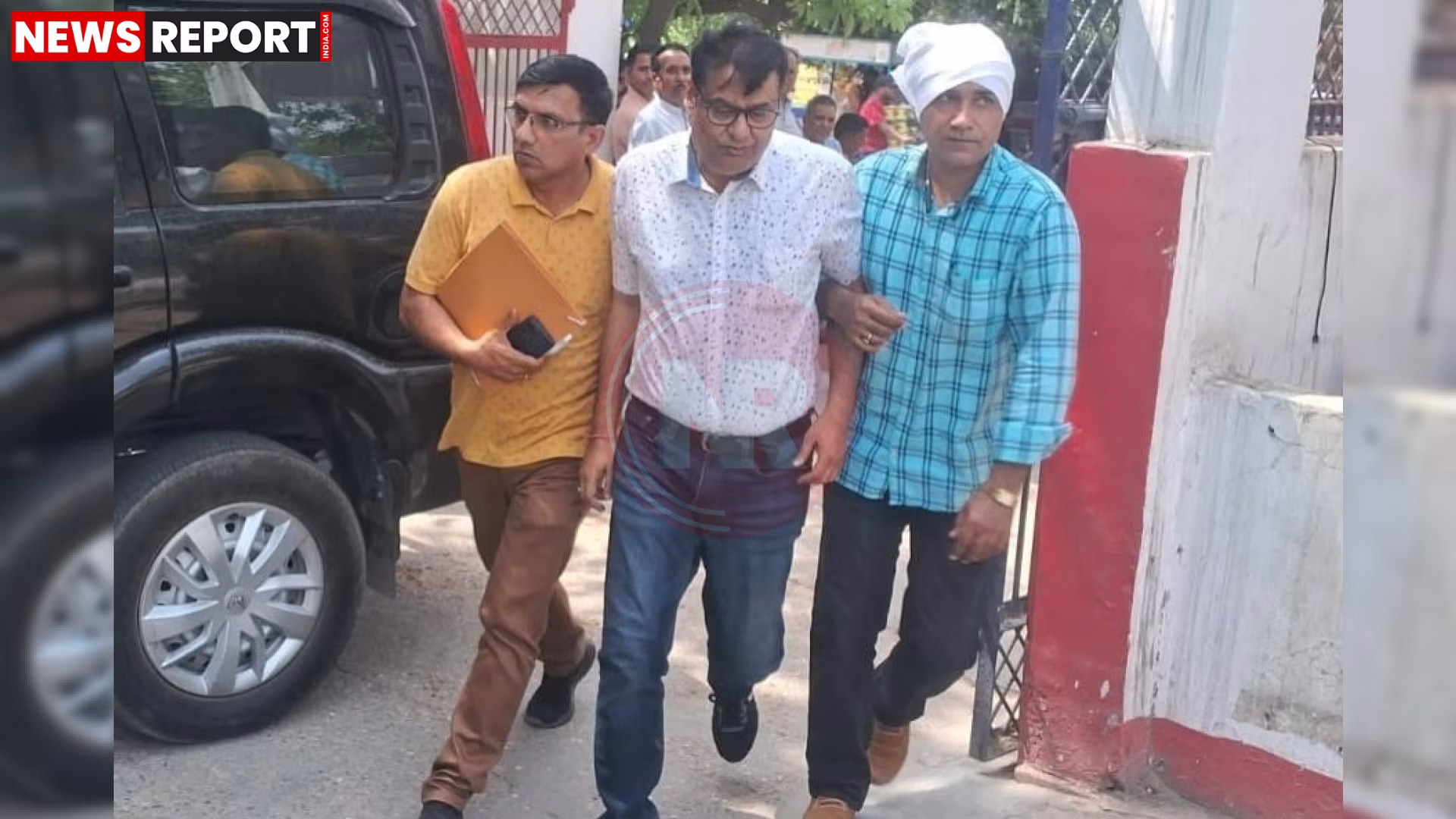 विजिलेंस टीम द्वारा रिश्वत लेते रंगे हाथ पकड़े गए जिला पूर्ति अधिकारी अनूप तिवारी