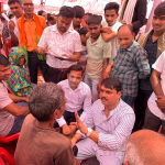 बाराबंकी जनसुनवाई में जमीन पर बैठकर ग्रामीणों की समस्याएं सुनते हुए बीनू जी