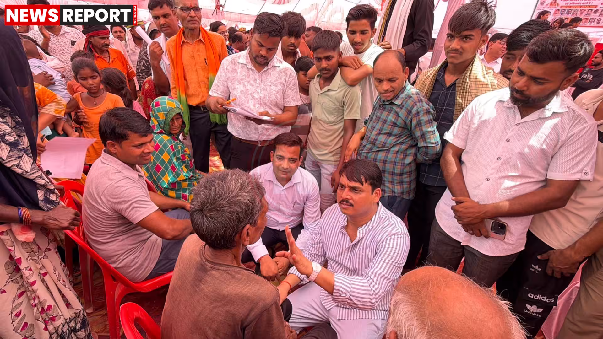 बाराबंकी जनसुनवाई में जमीन पर बैठकर ग्रामीणों की समस्याएं सुनते हुए बीनू जी
