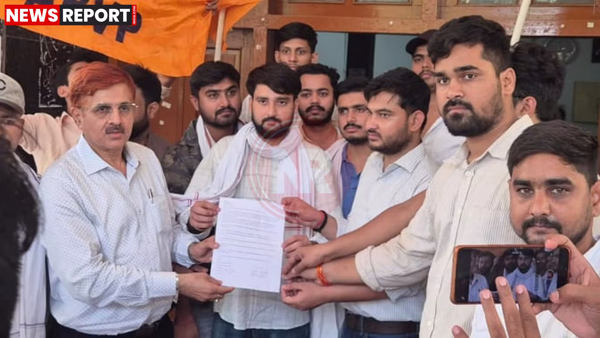 बीएचयू इतिहास विभाग के बाहर प्रदर्शन करते छात्र