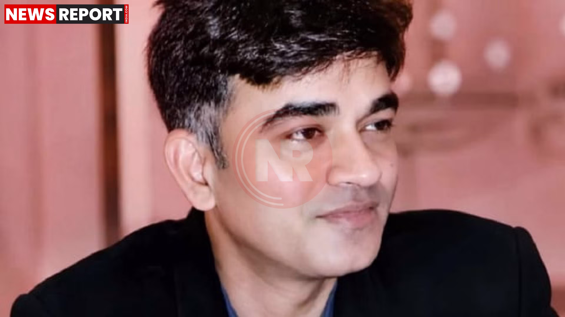 सीबीआई अधिकारी कोयला कारोबारी विनय राय को वाराणसी में गिरफ्तार कर ले जाते हुए।
