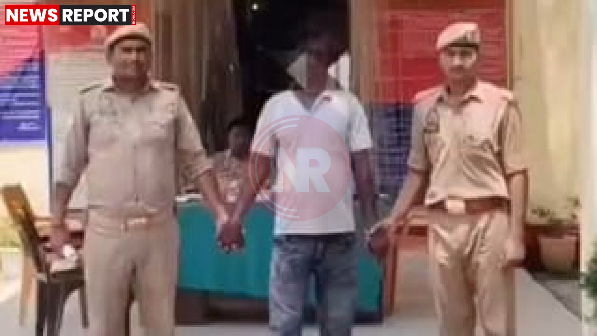 चकिया पुलिस द्वारा 50 हजार के इनामी गो तस्कर रंजीत को गिरफ्तार करते हुए