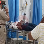 चंदौली में हमले में घायल सर्राफा कारोबारी सुजीत बिंद अस्पताल में इलाज कराते हुए
