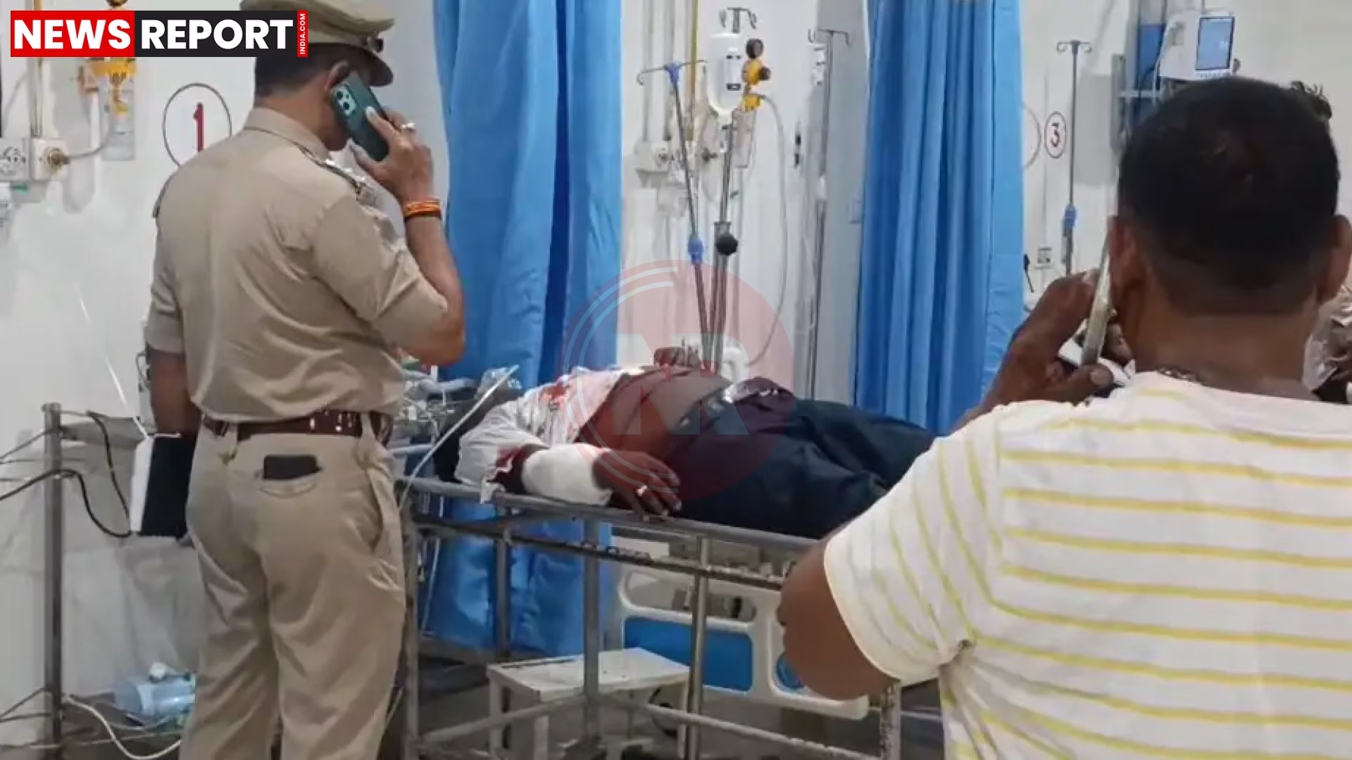 चंदौली में हमले में घायल सर्राफा कारोबारी सुजीत बिंद अस्पताल में इलाज कराते हुए