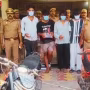 चंदौली में दिनदहाड़े हुई 1.34 लाख की लूट का खुलासा करते पुलिस अधिकारी और गिरफ्तार आरोपी।