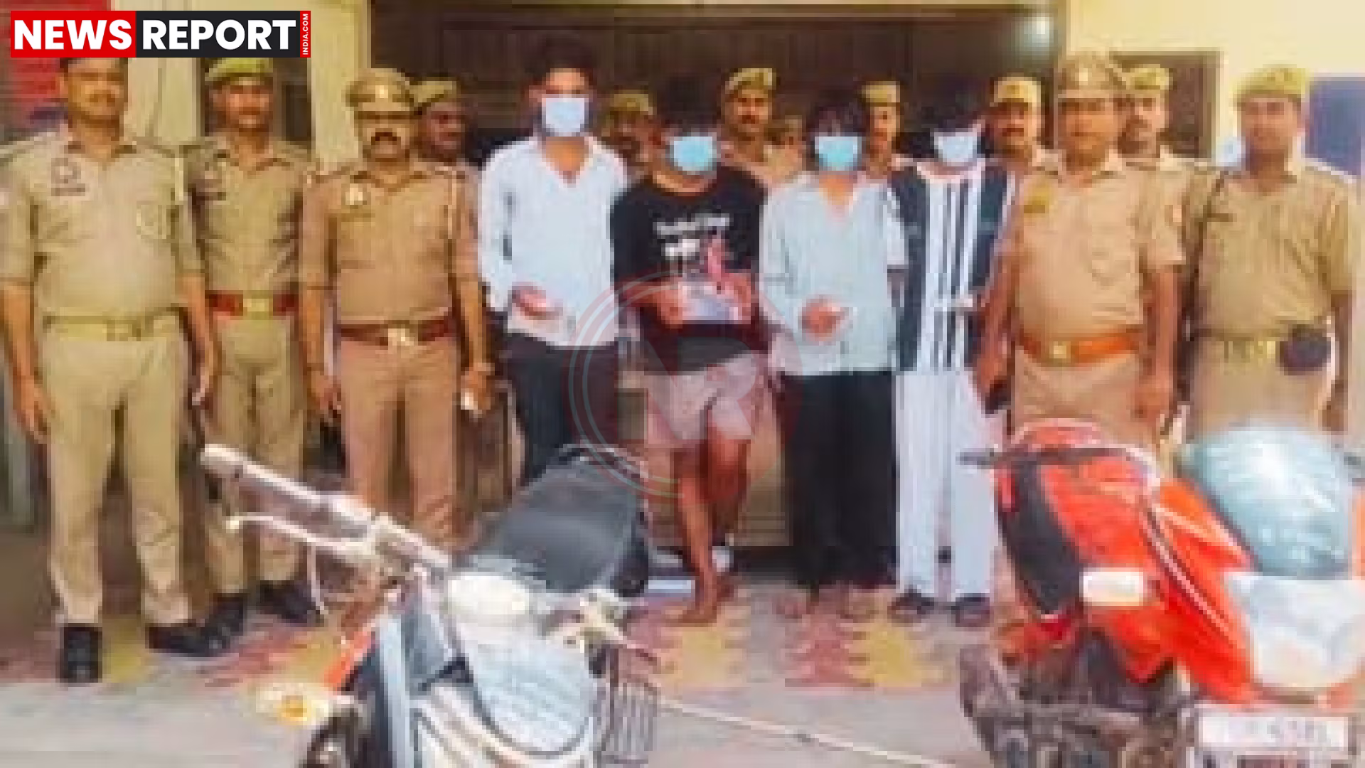 चंदौली में दिनदहाड़े हुई 1.34 लाख की लूट का खुलासा करते पुलिस अधिकारी और गिरफ्तार आरोपी।