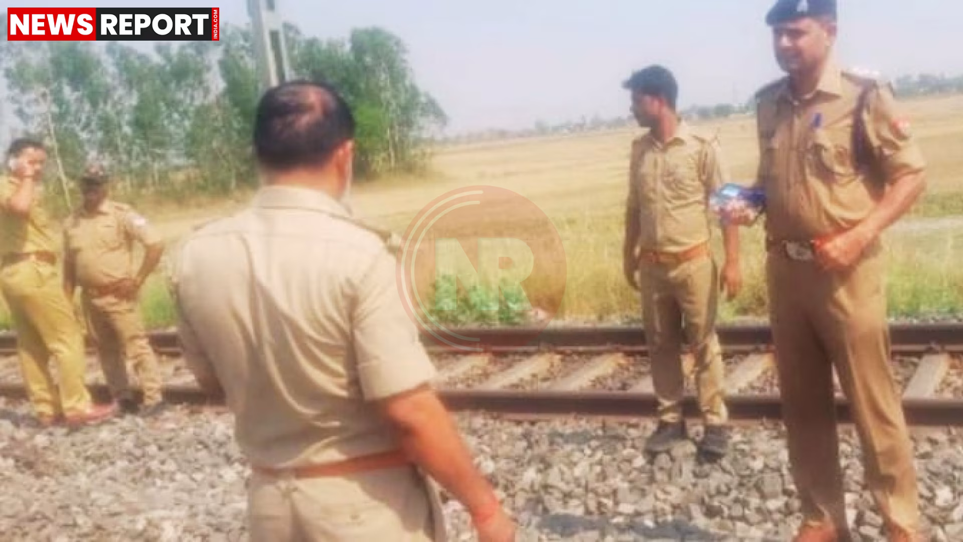 चंदौली में रेलवे ट्रैक पर पड़ा युवक का शव, पास में पुलिसकर्मी जांच करते हुए