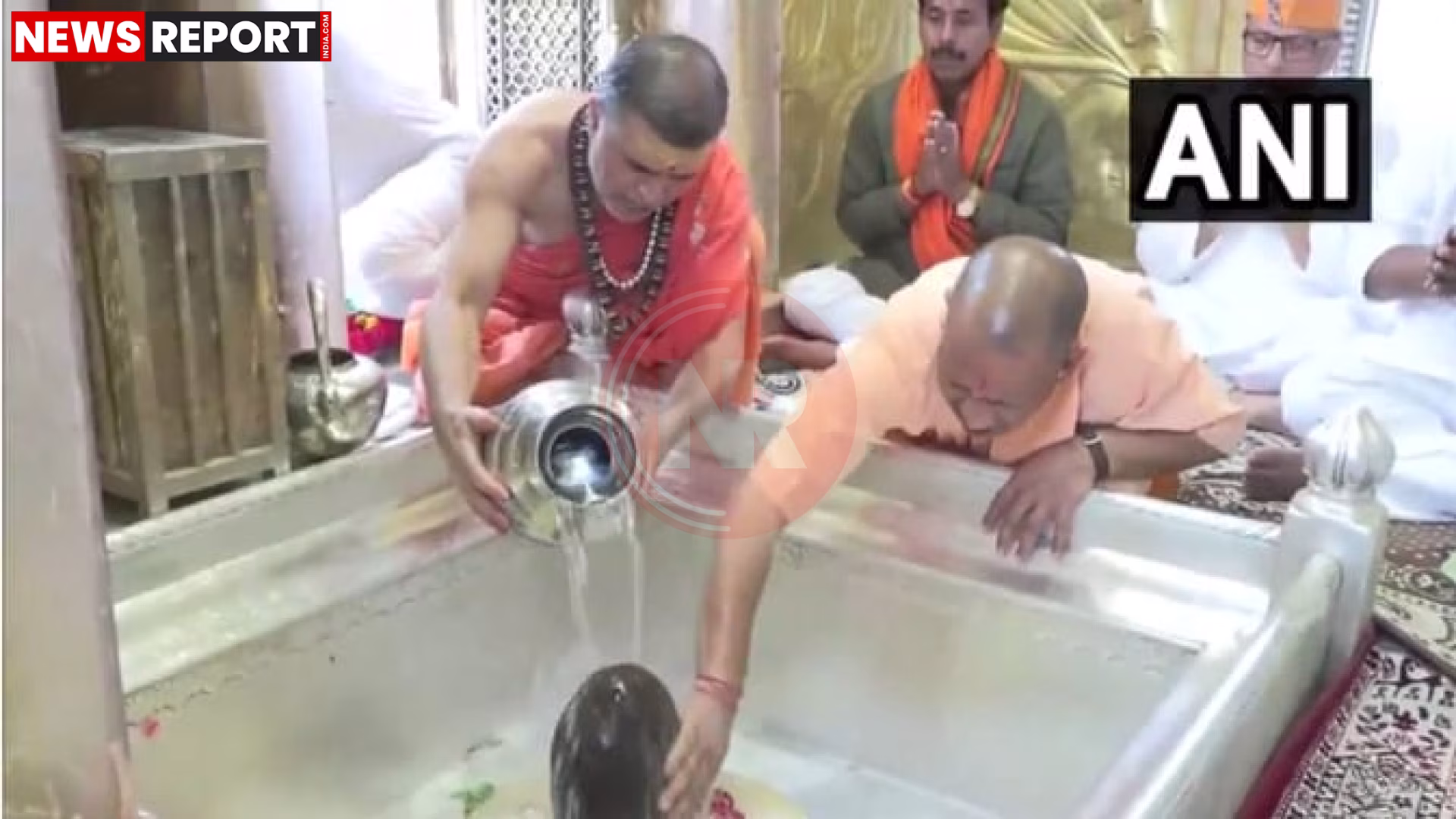 मुख्यमंत्री योगी आदित्यनाथ वाराणसी में श्रीकाशी विश्वनाथ मंदिर में दर्शन करते हुए
