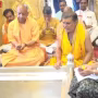 सीएम योगी आदित्यनाथ और राज्यपाल आनंदीबेन पटेल काशी विश्वनाथ मंदिर में पूजा करते हुए