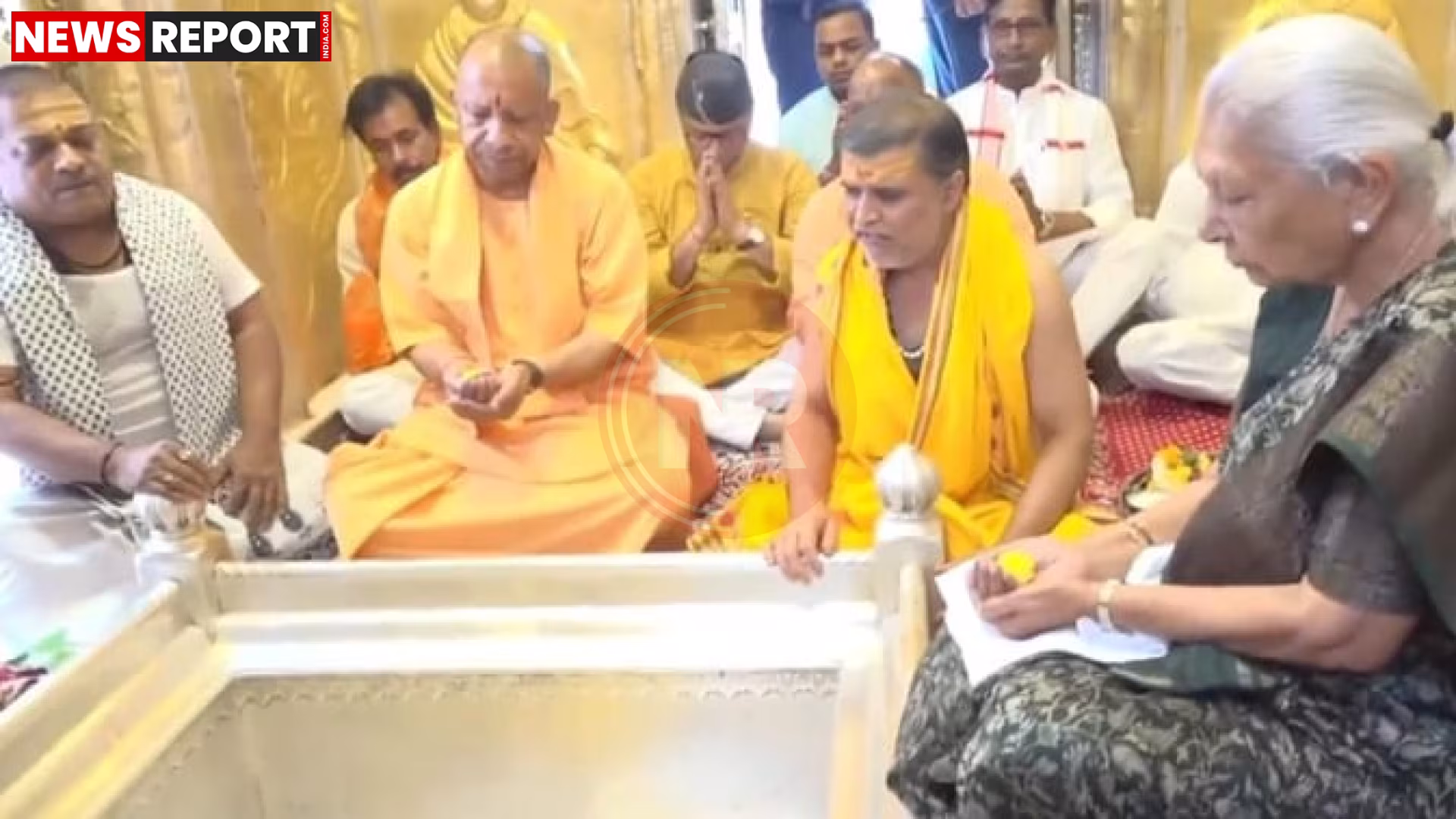 सीएम योगी आदित्यनाथ और राज्यपाल आनंदीबेन पटेल काशी विश्वनाथ मंदिर में पूजा करते हुए