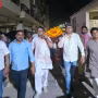 स्वतंत्रता सेनानी हीरामणि देवी की अंतिम यात्रा, जिसमें लोग और विधायक सौरभ श्रीवास्तव कंधा देते हुए दिख रहे हैं।