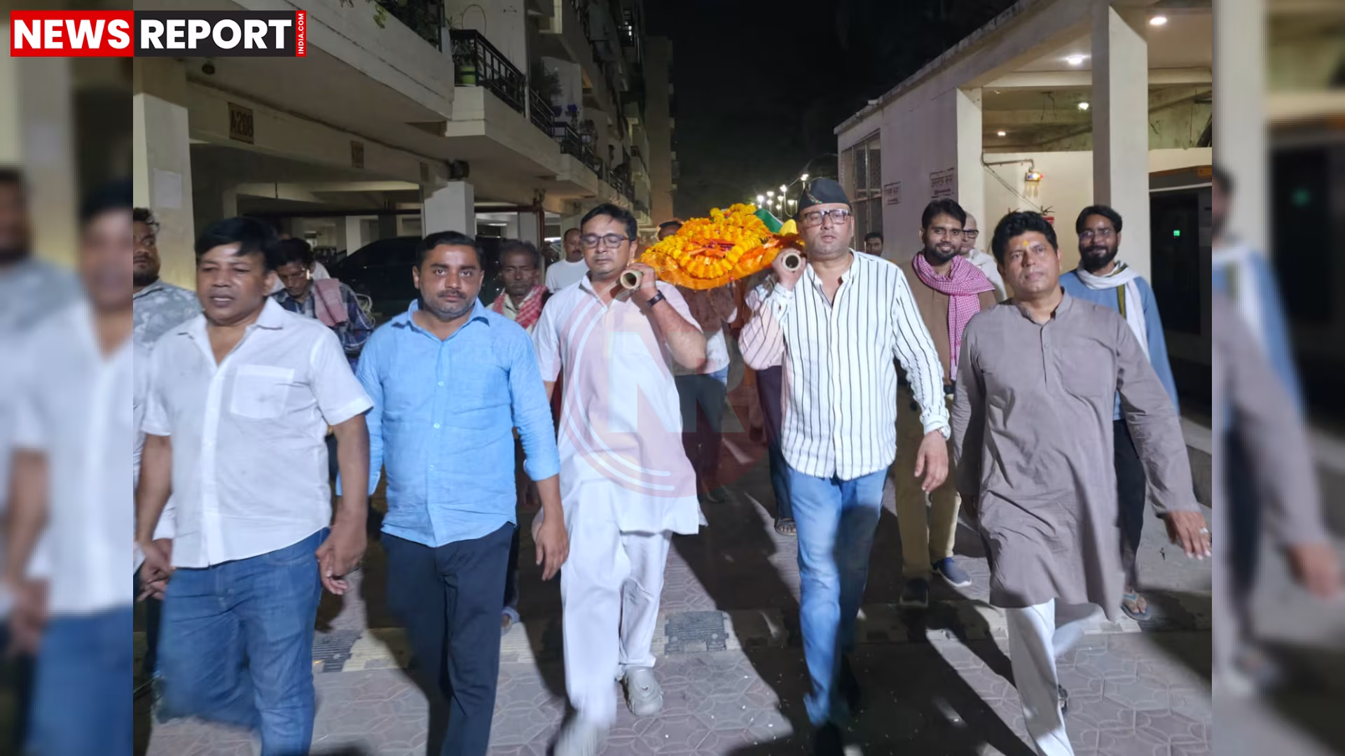 स्वतंत्रता सेनानी हीरामणि देवी की अंतिम यात्रा, जिसमें लोग और विधायक सौरभ श्रीवास्तव कंधा देते हुए दिख रहे हैं।