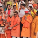 वाराणसी में गंगा दशहरा पर विधायक नीलकंठ तिवारी 51 बटुकों संग मां गंगा का दुग्धाभिषेक करते हुए।