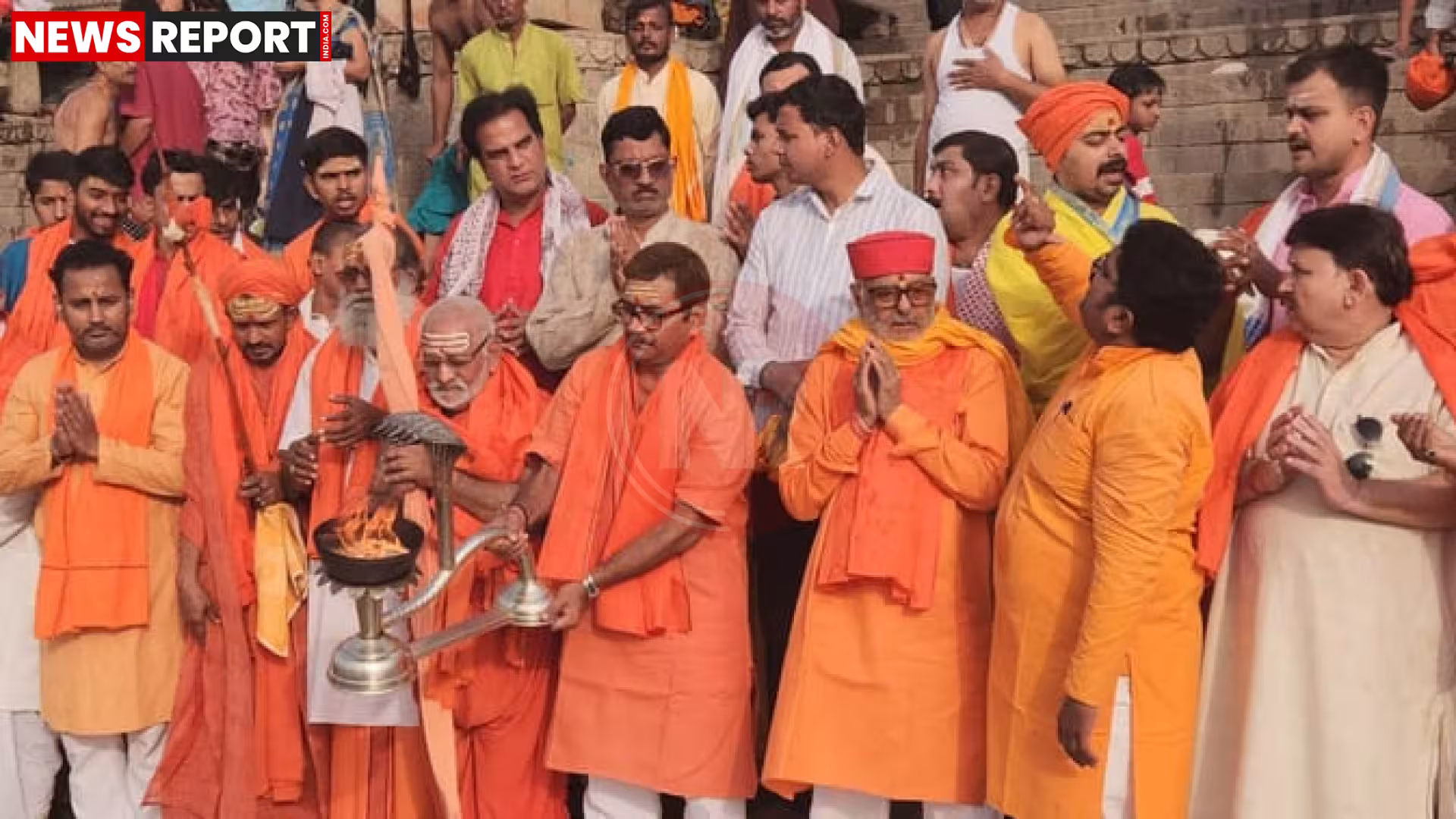 वाराणसी में गंगा दशहरा पर विधायक नीलकंठ तिवारी 51 बटुकों संग मां गंगा का दुग्धाभिषेक करते हुए।