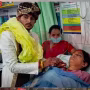 गोरखपुर के आर्यन हॉस्पिटल के आईसीयू में दूल्हा सन्नी यादव अपनी घायल दुल्हन पूजा यादव की मांग में सिंदूर भरते हुए।