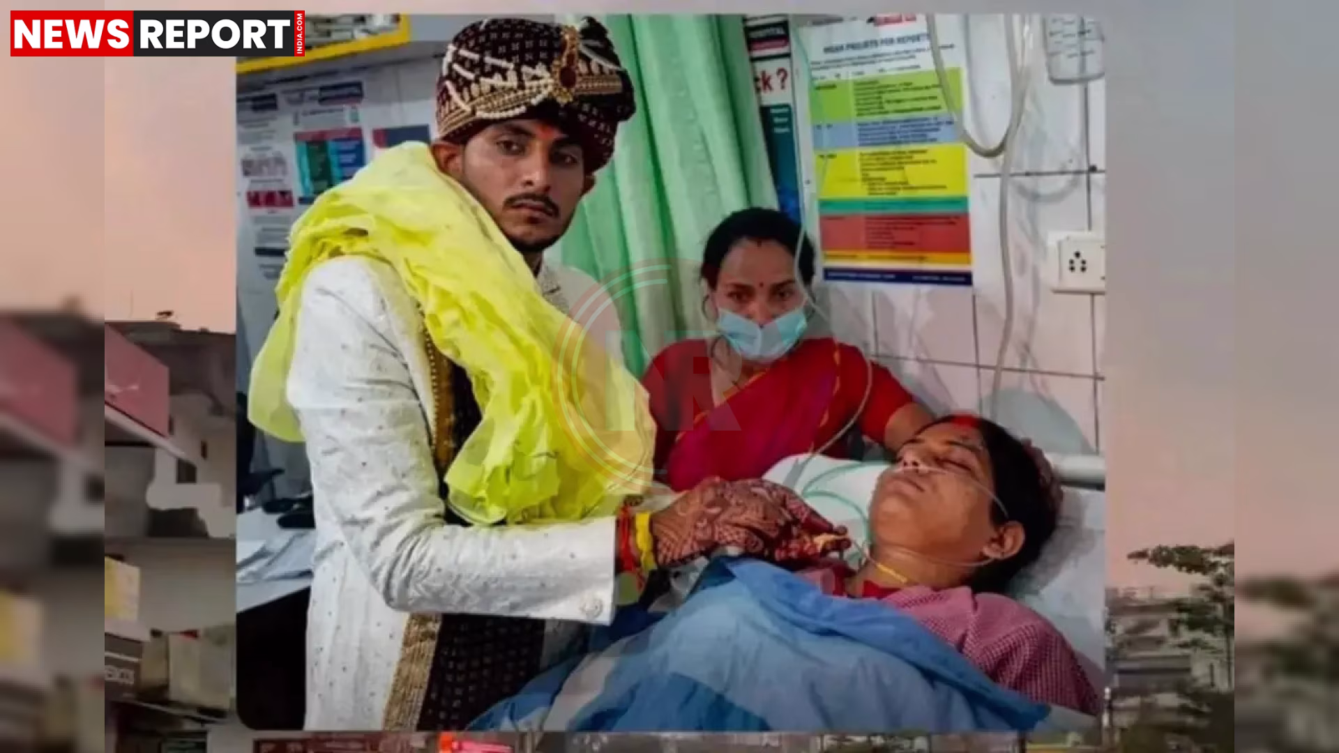 गोरखपुर के आर्यन हॉस्पिटल के आईसीयू में दूल्हा सन्नी यादव अपनी घायल दुल्हन पूजा यादव की मांग में सिंदूर भरते हुए।