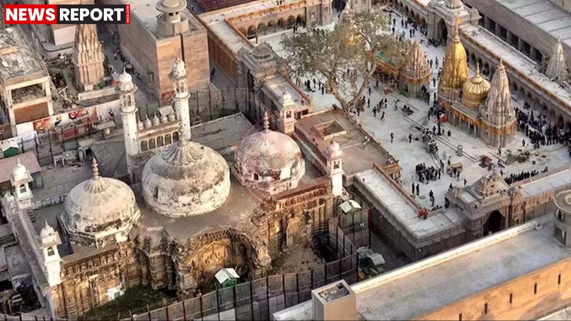 ज्ञानवापी परिसर के पास जयघोष करते हिंदू पक्ष के प्रतिनिधि और महिला वादिनी