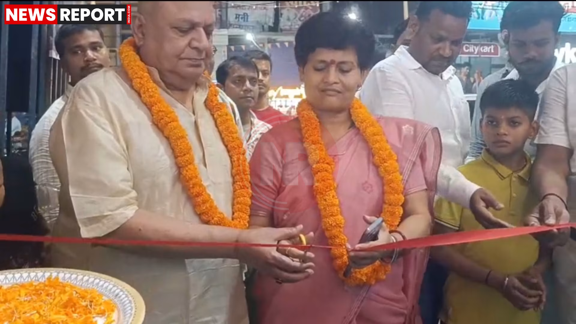 रामनगर समर फेस्टिवल के उद्घाटन समारोह में दीप प्रज्वलन और फीता काटते अतिथिगण