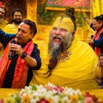 कैलाश खेर वृंदावन में संत प्रेमानंद महाराज के सामने 'बम लहरी' भजन गाते हुए